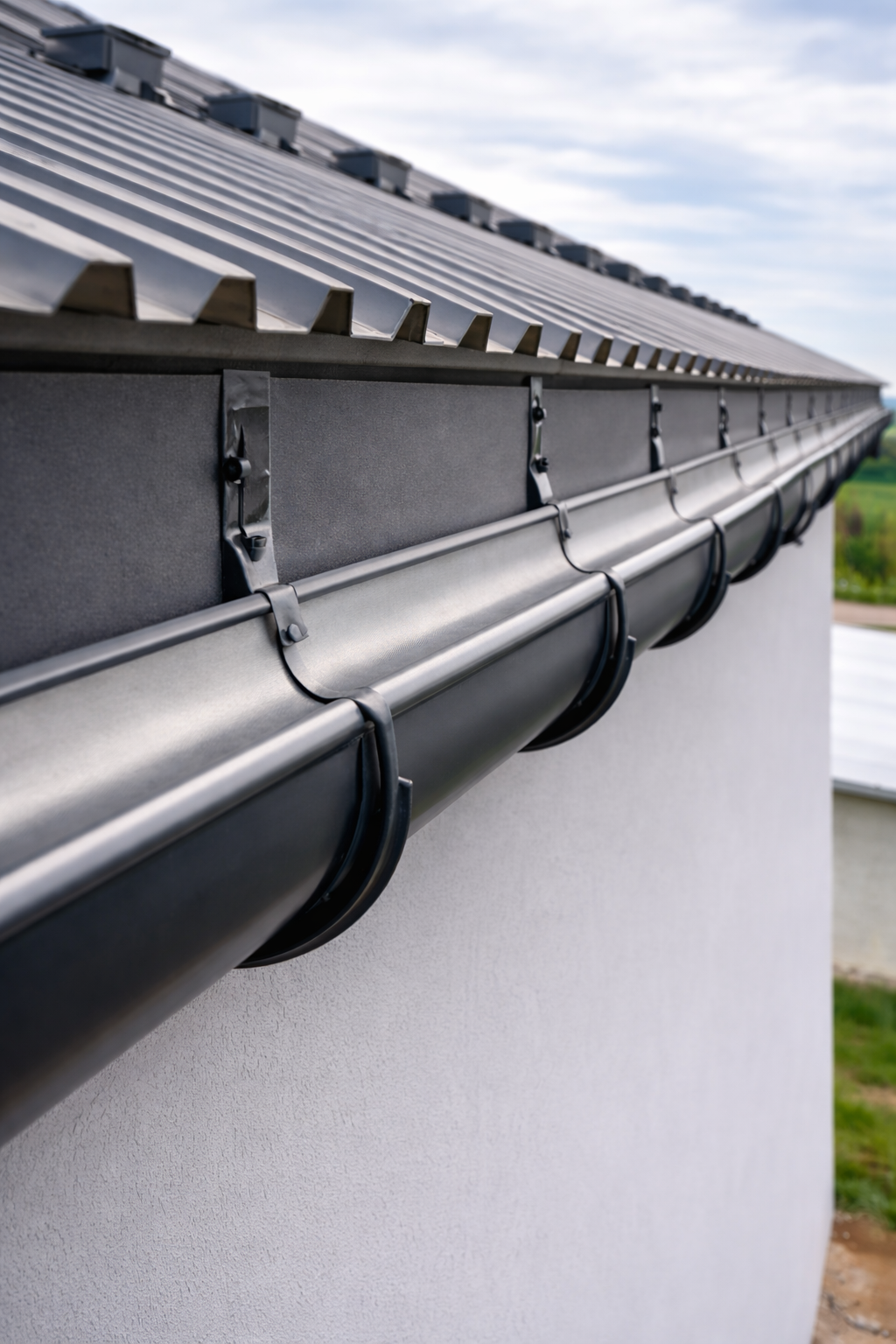 Steel seamless gutters